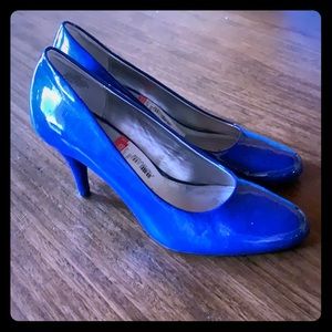 New Bandolino Blue Heels